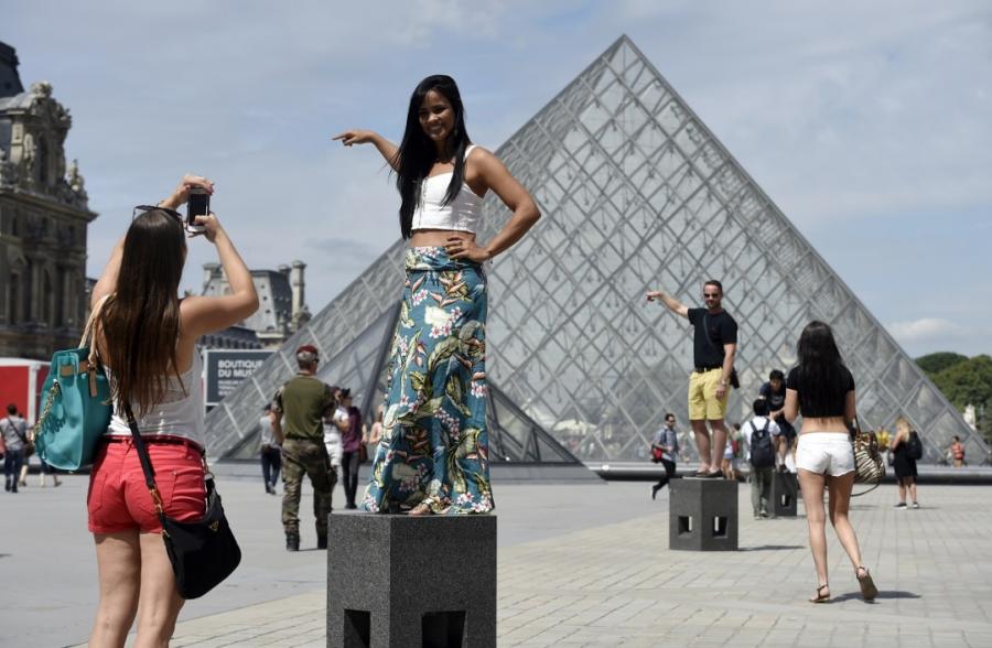 Tourisme: la France "espère dépasser les 90 millions de visiteurs étrangers en 2018"